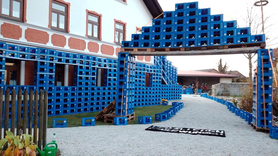 Torbogen aus Bierkisten