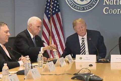 Spott für US-Vizepräsidenten: Donald Trump nimmt sein Wasser vom Tisch - raten Sie mal, wie Mike Pence reagiert