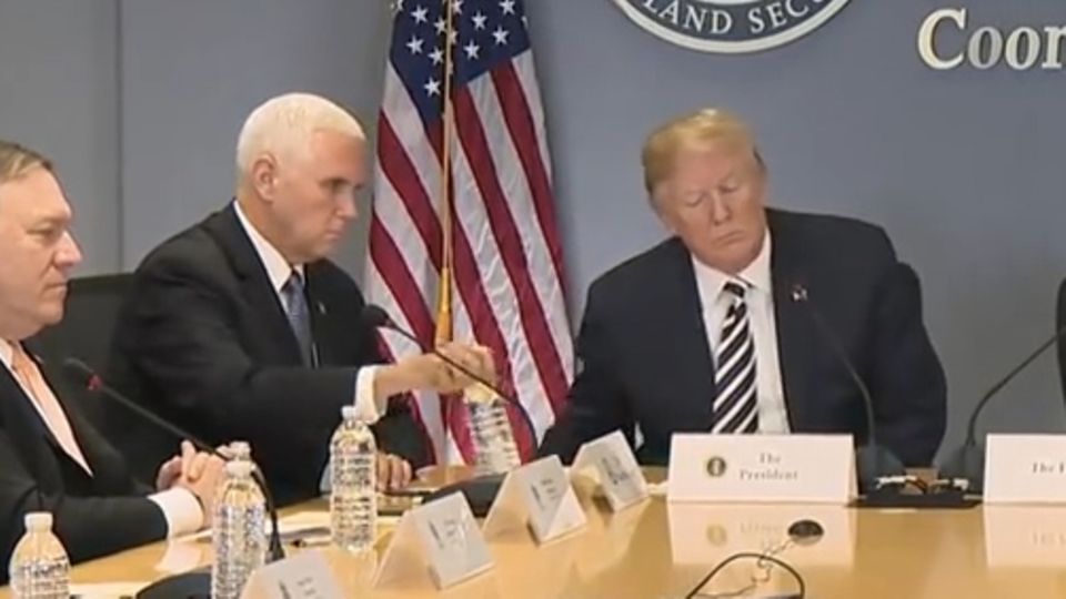 Spott für US-Vizepräsidenten: Donald Trump nimmt sein Wasser vom Tisch - raten Sie mal, wie Mike Pence reagiert Spott für US-Vizepräsidenten: Donald Trump nimmt sein Wasser vom Tisch - raten Sie mal, wie Mike Pence reagiert