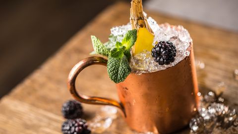 Der Moscow Mule kommt stilecht im Kupferbecher und kann in vielen Varianten zubereitet werden, hier etwa mit Brombeeren.