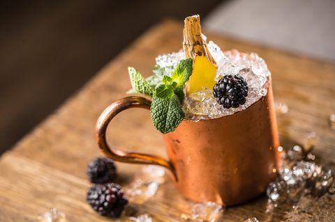 Der Moscow Mule kommt stilecht im Kupferbecher und kann in vielen Varianten zubereitet werden, hier etwa mit Brombeeren.