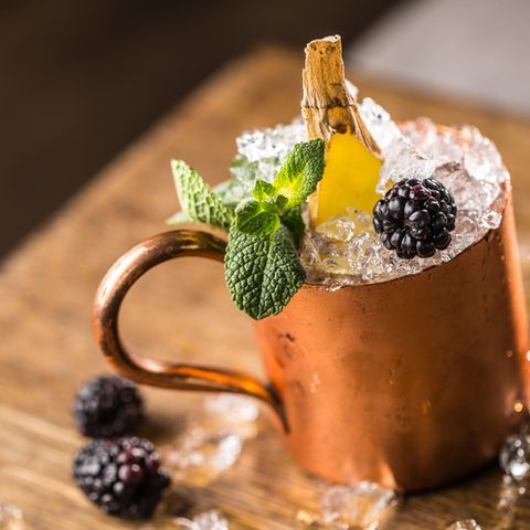 Der Moscow Mule kommt stilecht im Kupferbecher und kann in vielen Varianten zubereitet werden, hier etwa mit Brombeeren.