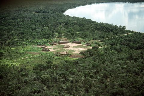 Blick auf ein Dorf der Kamayura-Indianer an einem See im Nationalpark Rio Xingu