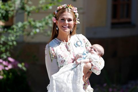 Prinzessin Madeleine von Schweden posiert nach der Taufe mit ihrer jüngsten Tochter Adrienne