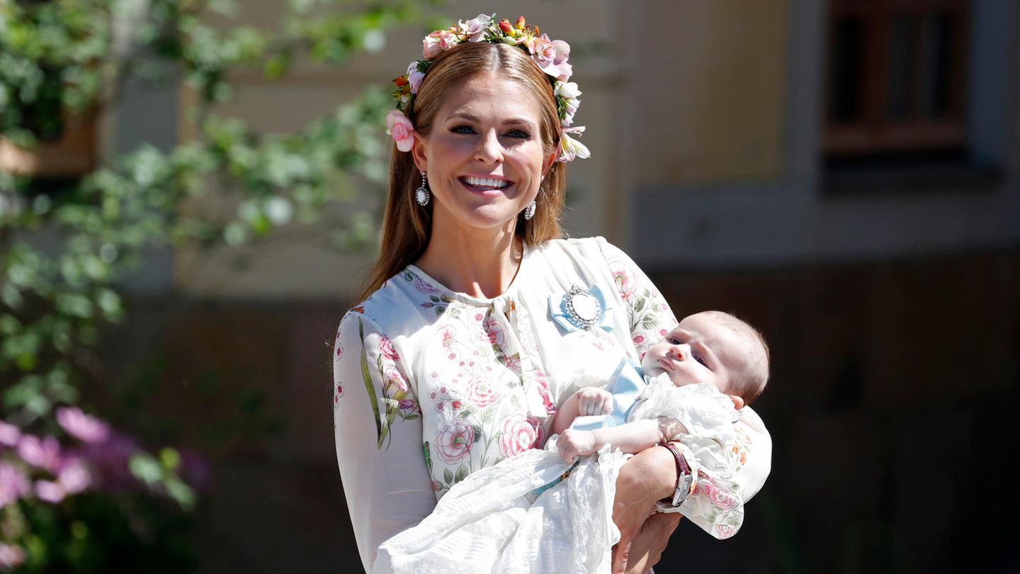 Prinzessin Madeleine von Schweden posiert nach der Taufe mit ihrer jüngsten Tochter Adrienne