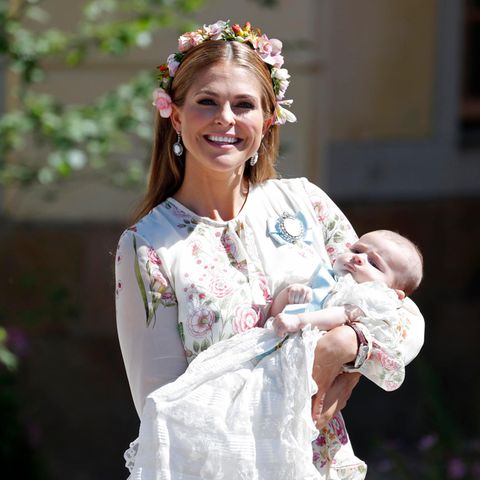 Prinzessin Madeleine von Schweden posiert nach der Taufe mit ihrer jüngsten Tochter Adrienne