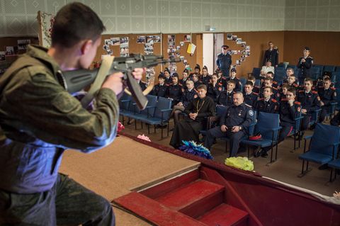 Russland, Dimitrowgrad: Schüler einer Kosaken-Kadetten-Schule im Unterricht.