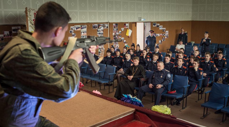Russland, Dimitrowgrad: Schüler einer Kosaken-Kadetten-Schule im Unterricht.