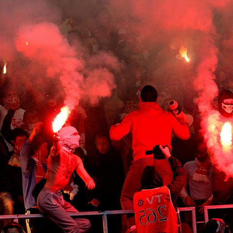 Hooligans zünden Pyrotechnik