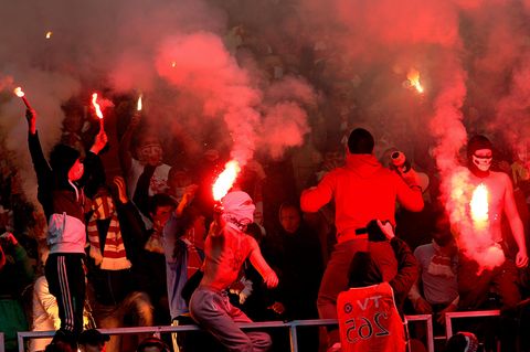 Hooligans zünden Pyrotechnik