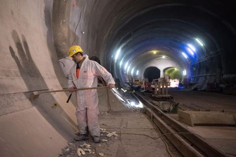 Bauarbeiter im Tunnel Bad Cannstatt: 60 Kilometer umfasst das Röhrensystem für S 21. Am 11. Juni diskutiert erstmals der Verkehrsausschuss des Bundestags über Alternativen zum fragwürdigen Projekt.