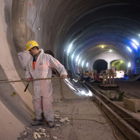 Bauarbeiter im Tunnel Bad Cannstatt: 60 Kilometer umfasst das Röhrensystem für S 21. Am 11. Juni diskutiert erstmals der Verkehrsausschuss des Bundestags über Alternativen zum fragwürdigen Projekt.