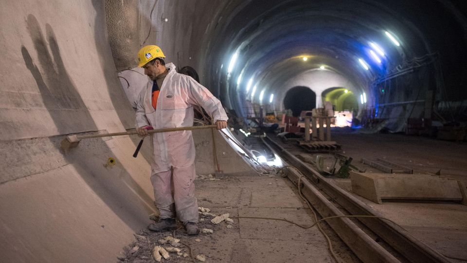 Bauarbeiter im Tunnel Bad Cannstatt: 60 Kilometer umfasst das Röhrensystem für S 21. Am 11. Juni diskutiert erstmals der Verkehrsausschuss des Bundestags über Alternativen zum fragwürdigen Projekt.