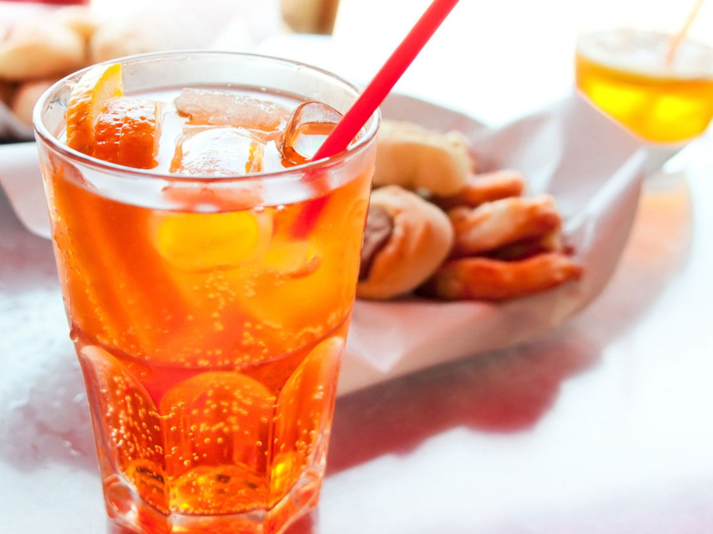 Barkeeper erklärt: Darum kostet ein Aperol Spritz zehn Euro