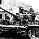 Tiger I mit Besatzung.