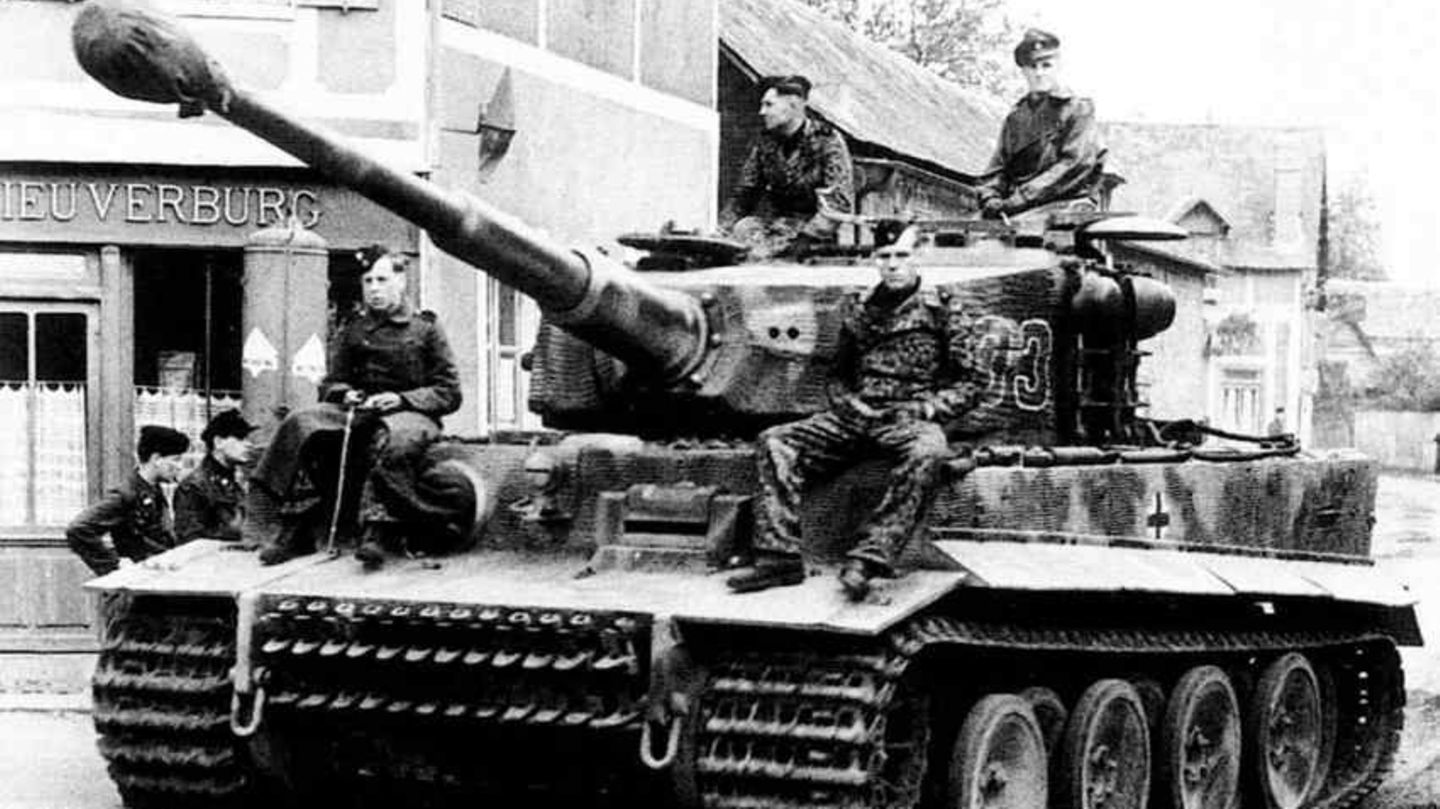 Tiger I mit Besatzung.