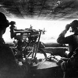Bunte Truppe  Soldaten einer MG-Stellung in einem Bunker des Atlantikwalls halten Ausschau aufs Meer. Mit solchen Bildern wurde der Atlantikwall in deutschen Wochenschauen gefeiert. Doch die Truppen waren zusammengewürfelt aus Landsern, die nach einer Verwundung ins "erholsame" Frankreich versetzt worden waren, und Soldaten aus den besetzten Staaten Europas, die mehr oder weniger freiwillig in den Reihen der Wehrmacht kämpften