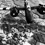 Bombenangriff  Ein zweimotoriges amerikanisches Kampfflugzeug vom Typ A-20 Havoc greift in der Region Cotentin Stellungen und Nachschubwege der Wehrmacht an. Am Boden steigen Wolken vorangegangener Explosionen auf.