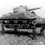 Geisterarmee  Bei Dover stellten die Alliierten Panzerattrappen aus Gummi auf, um die Deutschen über den Ort der Invasion zu täuschen. Die Scheintruppe hatte den Namen "First United States Army Group" und stand unter dem Befehl von General George Patton, den die Wehrmacht von allen gegnerischen Feldherren am meisten fürchtete