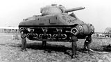 Geisterarmee  Bei Dover stellten die Alliierten Panzerattrappen aus Gummi auf, um die Deutschen über den Ort der Invasion zu täuschen. Die Scheintruppe hatte den Namen "First United States Army Group" und stand unter dem Befehl von General George Patton, den die Wehrmacht von allen gegnerischen Feldherren am meisten fürchtete