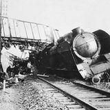 Die Resistance schlägt zu  Bald nach der Kapitulation Frankreichs 1940 hatten sich Kämpfer im Untergrund zu formieren begonnen. Zu Beginn der Invasion gehörten der Resistance in der Normandie schätzungsweise 3000 Aktivisten an. Spionage und Sabotage waren ihre Hauptaufgaben. Dank ihrer Hilfe hatten die Alliierten genaue Pläne des deutschen Atlantikwalls und der Minenfelder. Am D-Day sprengten sie allein in der Region Calvados acht Brücken, zerstörten über 100 Fahrzeuge und unterbrachen wichtige Bahnverbindungen, darunter die Strecke Paris-Cherbourg. Die gestörten Nachschubwege schwächten die Fähigkeit der Deutschen zum Gegenschlag entscheidend