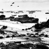 Provisorischer Hafen  Hunderte Schiffe liegen vor der Küste der Normandie. An den breiten Sandstränden entladen landungsboote ihre Fracht. Lastwagen formieren sich zu Marschkolonnen. Über der Szene schweben Fesselballons, die mit ihren Stahltrossen deutschen Fliegern den Weg versperren und so Angriffe verhindern sollen