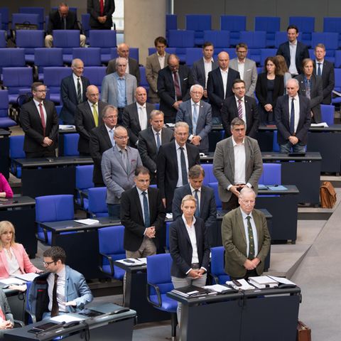AfD-Abgeordnete benutzen eine Bundestagssitzung unangekündigt für eine Schweigeminute für Susanna aus Wiesbaden