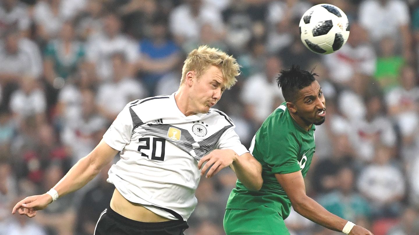 Julian Brandt (l.) und Saudi-Arabiens Salem Al-Dawsari kämpfen um den Ball