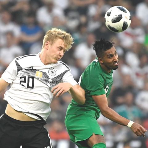 Julian Brandt (l.) und Saudi-Arabiens Salem Al-Dawsari kämpfen um den Ball