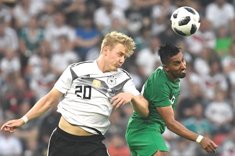 Julian Brandt (l.) und Saudi-Arabiens Salem Al-Dawsari kämpfen um den Ball