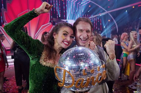 Ekaterina Leonova und Ingolf Lück mit dem Siegerpokal