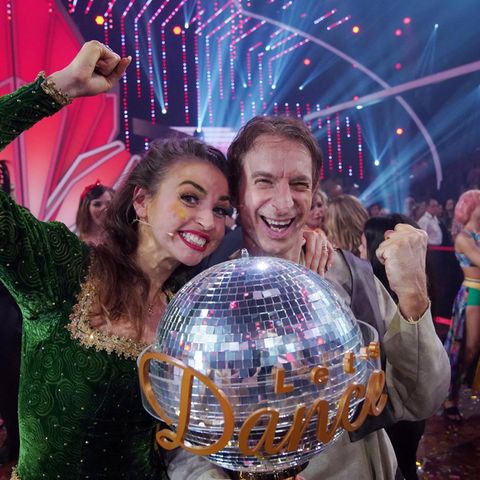 Ekaterina Leonova und Ingolf Lück mit dem Siegerpokal