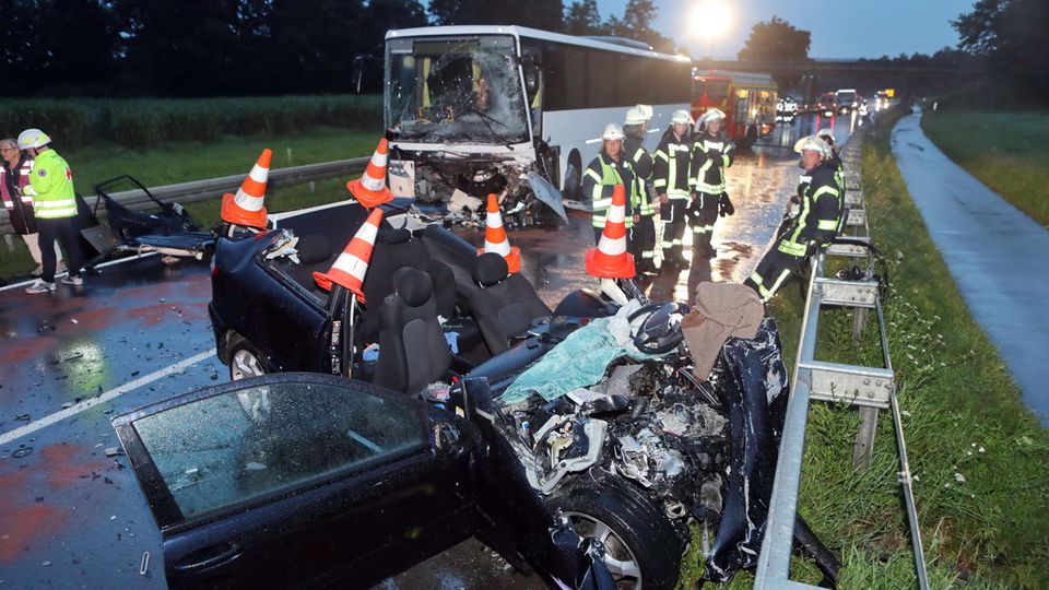 Bei dem Unfall auf der B465 starb eine 18-Jährige