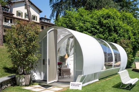 Lausanne: Ein Himmelbett im Grünen  In der vier Hektar großen Gartenanlage des Fünf-Sterne-Hotels Beau-Rivage Palace steht dieser gläserne und voll klimatisierte Pavillon in Röhrenform. WC und Dusche befinden sich im Cinq Mondes Spa des Hauptgebäudes. Es handelt sich um ein hochpreisiges Angebot.