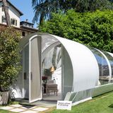 Lausanne: Ein Himmelbett im Grünen  In der vier Hektar großen Gartenanlage des Fünf-Sterne-Hotels Beau-Rivage Palace steht dieser gläserne und voll klimatisierte Pavillon in Röhrenform. WC und Dusche befinden sich im Cinq Mondes Spa des Hauptgebäudes. Es handelt sich um ein hochpreisiges Angebot.