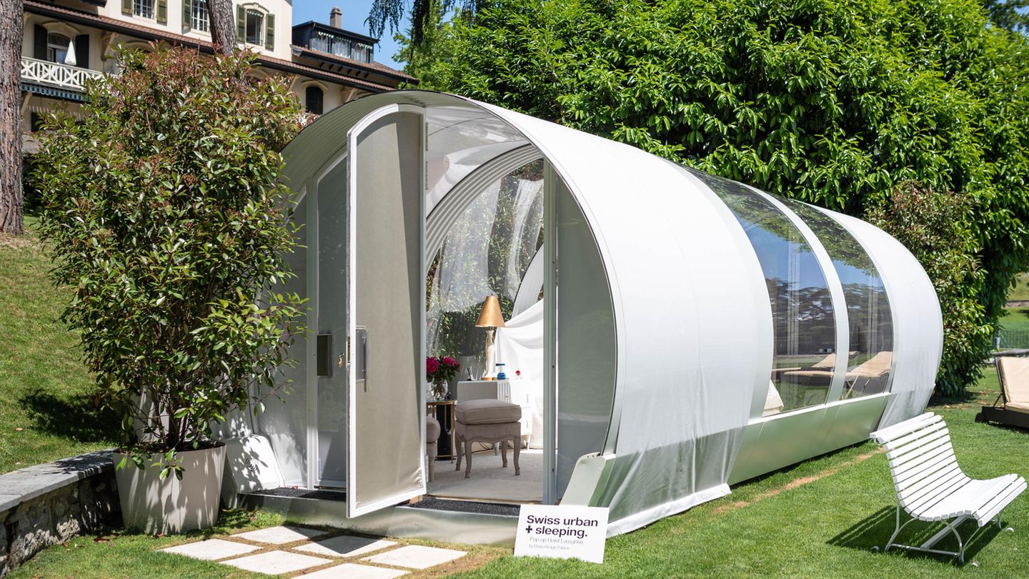 Lausanne: Ein Himmelbett im Grünen  In der vier Hektar großen Gartenanlage des Fünf-Sterne-Hotels Beau-Rivage Palace steht dieser gläserne und voll klimatisierte Pavillon in Röhrenform. WC und Dusche befinden sich im Cinq Mondes Spa des Hauptgebäudes. Es handelt sich um ein hochpreisiges Angebot.