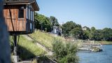 Basel: Fischerhäuschen am Rheinufer  In diesem Sommer können hoch über dem Wasser des Stroms einige Gäste in dem ansonsten privaten Fischerhäuschen residieren. Die 14 Quadratmeter große Hütte ist eher schlicht eingerichtet.