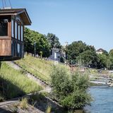 Basel: Fischerhäuschen am Rheinufer  In diesem Sommer können hoch über dem Wasser des Stroms einige Gäste in dem ansonsten privaten Fischerhäuschen residieren. Die 14 Quadratmeter große Hütte ist eher schlicht eingerichtet.