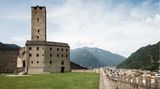 Bellinzona: Im edlen Turmzimmer  Die drei Burgen Castelgrande, Castello di Montebello und Castello di Sasso Corbaro kontrollierten einst die Zugänge zu den Alpenpässen. Das Innere des Turmzimmers hat der Tessiner Architekt Carlo Rampazzi modern und cool ausgestattet.