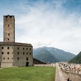 Bellinzona: Im edlen Turmzimmer  Die drei Burgen Castelgrande, Castello di Montebello und Castello di Sasso Corbaro kontrollierten einst die Zugänge zu den Alpenpässen. Das Innere des Turmzimmers hat der Tessiner Architekt Carlo Rampazzi modern und cool ausgestattet.