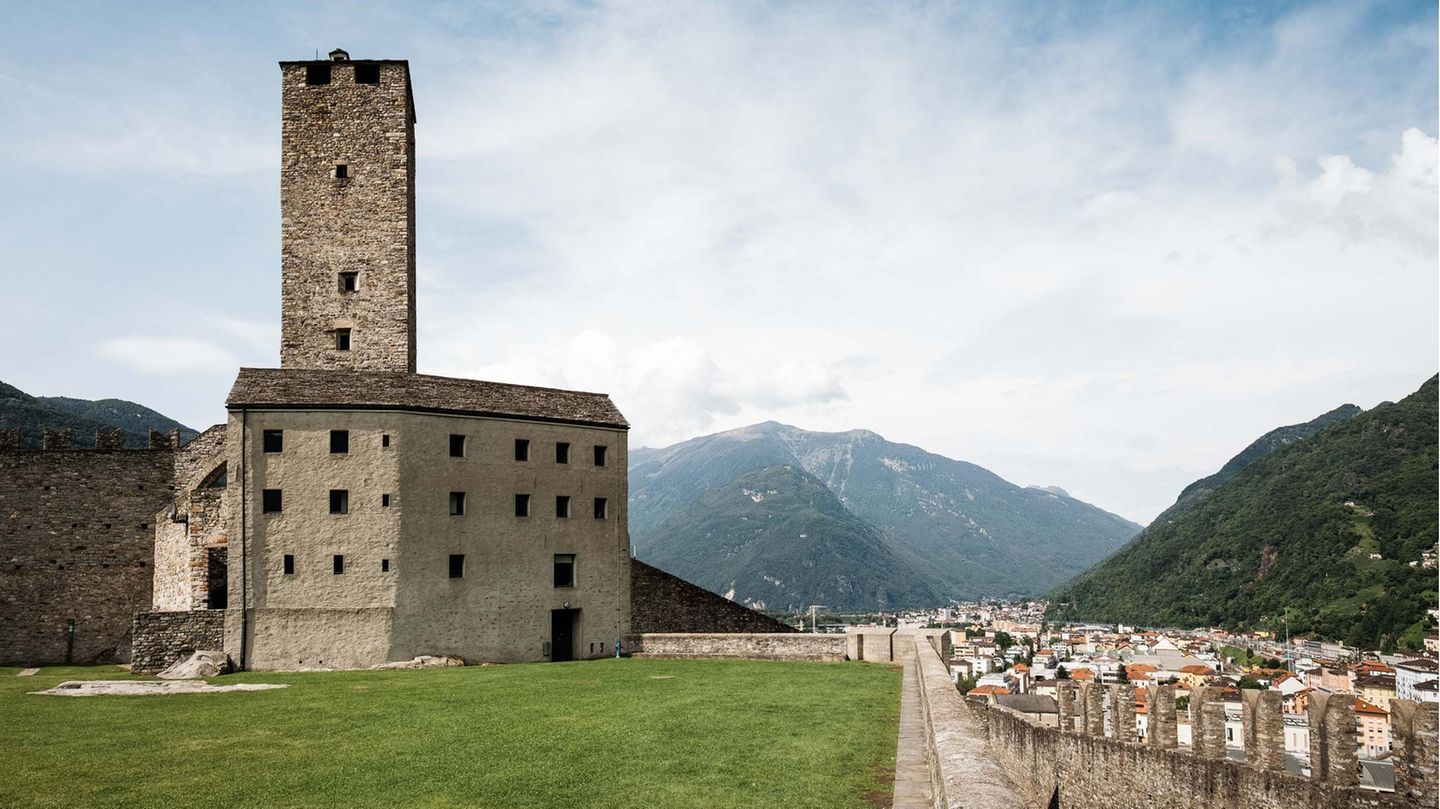 Pop-up-Hotel Bellinzona Bellinzona: Im edlen Turmzimmer Die drei Burgen Castelgrande, Castello di Montebello und Castello di Sasso Corbaro kontrollierten einst die Zugänge zu den Alpenpässen. Das Innere des Turmzimmers hat der Tessiner Architekt Carlo Rampazzi modern und cool ausgestattet.