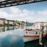 Schaffhausen: Auf einem Schiff schlafen  Willkommen an Bord: Hier dürfen die Gäste auf einem alten Motorschiff residieren, tagsüber auf dem Achterdeck in der Hängematte ruhen und nachts in die Koje steigen. Das Frühstück wird im benachbarten Sorell Hotel Rüden eingenommen.