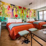 Zürich: Im Ein-Zimmer-Hotel  Über der Milchbar, dem "Gaumenfreudenhaus" unweit der Bahnhofsstraße in der Altstadt, hat der Künstler Max Zuber ein bewohnbares Kunstwerk geschaffen: mit Wandgemälde und einem Daunenbett zum Reinkuscheln.