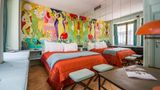 Zürich: Im Ein-Zimmer-Hotel  Über der Milchbar, dem "Gaumenfreudenhaus" unweit der Bahnhofsstraße in der Altstadt, hat der Künstler Max Zuber ein bewohnbares Kunstwerk geschaffen: mit Wandgemälde und einem Daunenbett zum Reinkuscheln.