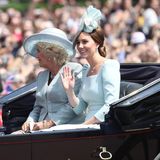 Herzogin Catherine teilte sich eine Kutsche mit ihrer Schwiegermutter Camilla. Beide Frauen trugen Outfits in Hellblau. Bis zum vergangenen Jahr saß stets noch Prinz Harry mit den Frauen in der Kutsche. Aber nach seiner Hochzeit bekam der 33-Jährige nun ein eigenes Gespann.