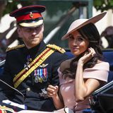 Drei Wochen nach ihrer Hochzeit auf Schloss Windsor sind Prinz Harry und seine Frau Meghan zurück im royalen Alltagsgeschäft. Der Herzog und die Herzogin von Sussex, wie sie seit der Trauung heißen, nahmen an der offiziellen Geburtstagsparade für die Queen teil.