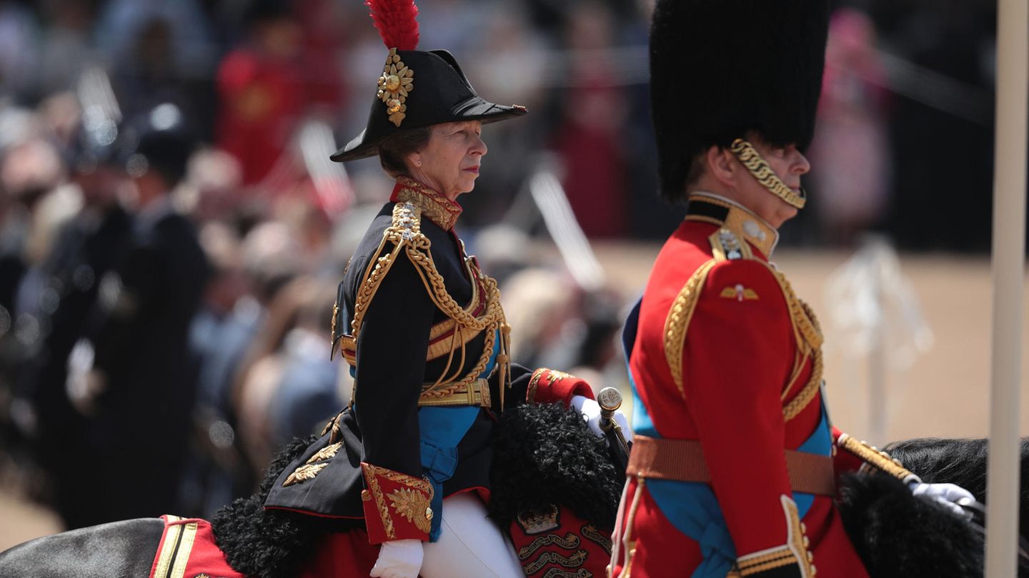 Auch Prinzessin Anne, die einzige Tochter von Königin Elizabeth II., begleitete die Parade hoch zu Ross.
