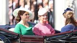 Die Prinzessinnen Eugenie (l.) und Beatrice teilten sich eine Kutsche mit ihrer Tante Sophie von Wessex (M.) und deren Tochter Louise.