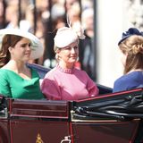 Die Prinzessinnen Eugenie (l.) und Beatrice teilten sich eine Kutsche mit ihrer Tante Sophie von Wessex (M.) und deren Tochter Louise.