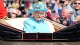 Die Jubilarin selbst saß allein in der Kutsche. Seit sich Prinz Philip im vergangenen Jahr aus dem öffentlichen Leben zurückgezogen hat, nimmt der Mann der Queen nur noch sehr selten Termine wahr. Zuletzt sah man den 96-Jährigen bei der Hochzeit von Prinz Harry und Meghan Markle. Auch Philips 97. Geburtstag nur einen Tag nach der Geburtstagsparade wird im kleinen Kreis gefeiert.